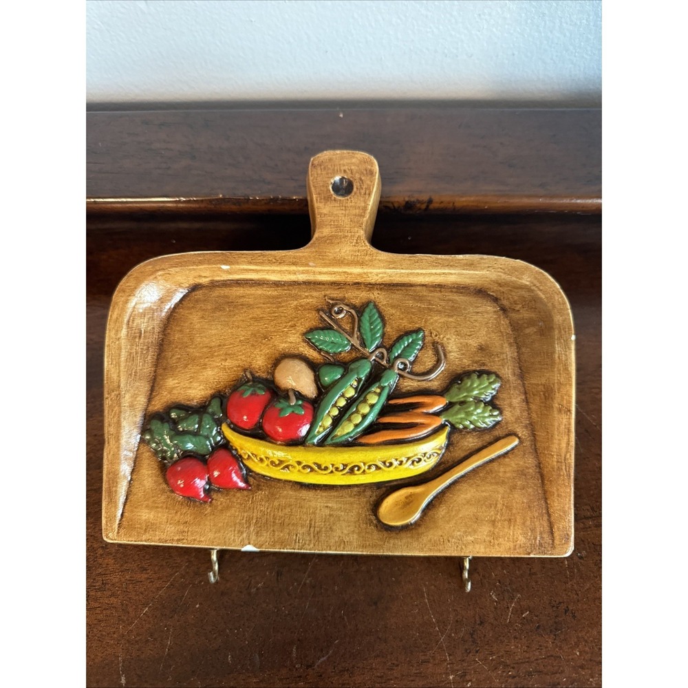 7.5" VNTG Chalkware Wall Plaque Dustpan w/ 2 Hooks Painted Vegetables Farmhouse